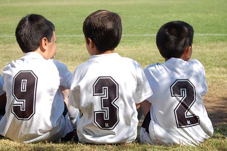 Niños en el campo de fútbol